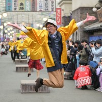 昭和レトロがテーマの「夕日の丘商店街」で東京ブギウギの曲に乗り、歌って踊って観客を盛り上げるキャストたち＝埼玉県所沢市の西武園ゆうえんちで2025年4月26日、手塚耕一郎撮影