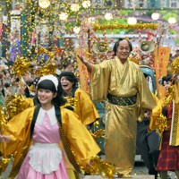「ゴールデン・マツケン祭（サンバ）」で金色の衣装に身を包み、マツケンサンバⅡの曲に合わせて踊る松平健さん（中央右）＝埼玉県所沢市の西武園ゆうえんちで2025年4月26日、手塚耕一郎撮影