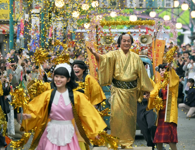 「ゴールデン・マツケン祭（サンバ）」で金色の衣装に身を包み、マツケンサンバⅡの曲に合わせて踊る松平健さん（中央右）＝埼玉県所沢市の西武園ゆうえんちで2025年4月26日、手塚耕一郎撮影