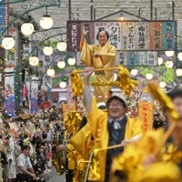 「ゴールデン・マツケン祭（サンバ）」で金色の衣装に身を包み、マツケンサンバⅡの曲に合わせて踊る松平健さん（中央上）＝埼玉県所沢市の西武園ゆうえんちで2025年4月26日、手塚耕一郎撮影