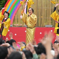 外のステージで「マツケンサンバⅡ」を披露する松平健さん（中央）＝埼玉県所沢市の西武園ゆうえんちで2025年4月26日、手塚耕一郎撮影