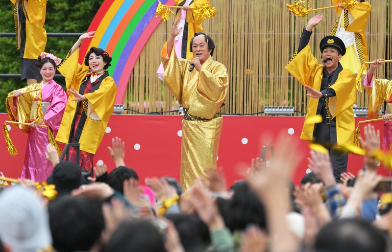 外のステージで「マツケンサンバⅡ」を披露する松平健さん（中央）＝埼玉県所沢市の西武園ゆうえんちで2025年4月26日、手塚耕一郎撮影