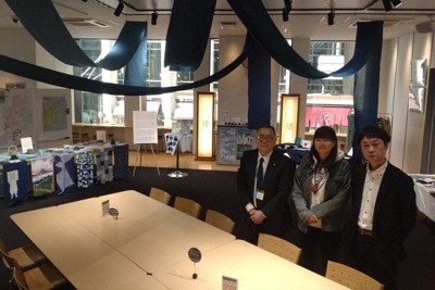コミュニティースペースでは、三重の伝統と日本橋をつなぐ工芸品の展示会が開かれていた（左端が荒川さん）＝東京都中央区で2025年3月21日、山本直撮影