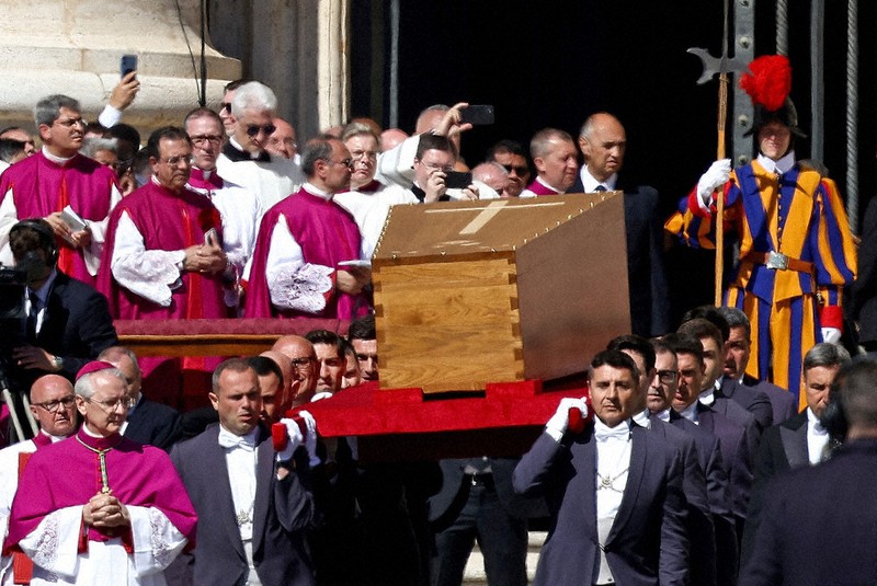 フランシスコ・ローマ教皇死去：教皇葬儀に数十万人 トランプ氏と