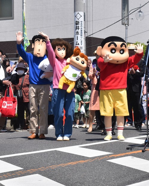 クレヨンしんちゃんの野原一家登場に沸く 春日部藤まつり 埼玉 | 毎日新聞