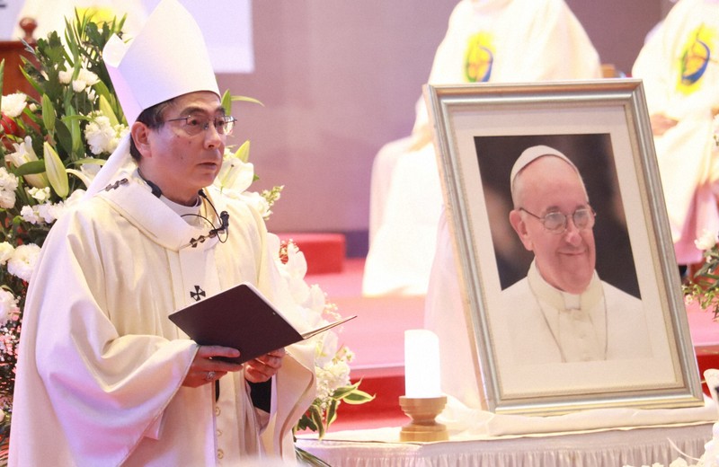 長崎でローマ教皇追悼ミサ 被爆者ら約1000人が参列 | 毎日新聞