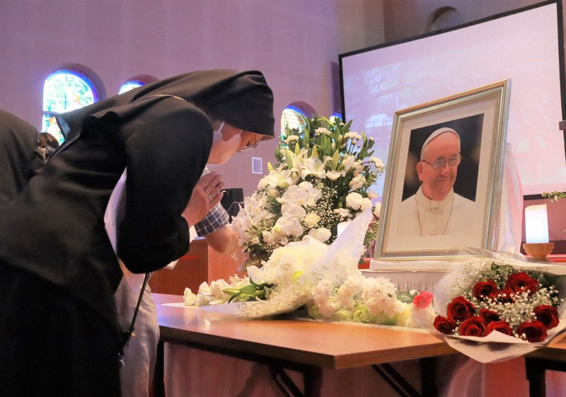 長崎でローマ教皇追悼ミサ 被爆者ら約1000人が参列 | 毎日新聞