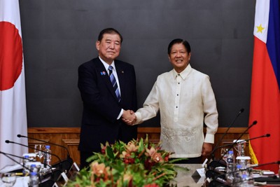 会談を前にマルコス大統領（右）と握手した石破茂首相＝フィリピン・マニラで2025年4月29日、AP