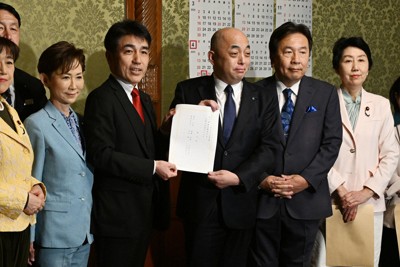 選択的夫婦別姓の導入に向けた民法改正案を衆院に提出する立憲民主党の黒岩宇洋氏（右から4人目）ら。右から2人目は枝野幸男元代表＝国会内で2025年4月30日午前11時半、平田明浩撮影