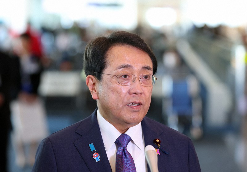 訪米を前に取材に応じる赤沢亮正経済再生担当相＝羽田空港で2025年4月30日午前10時13分、猪飼健史撮影