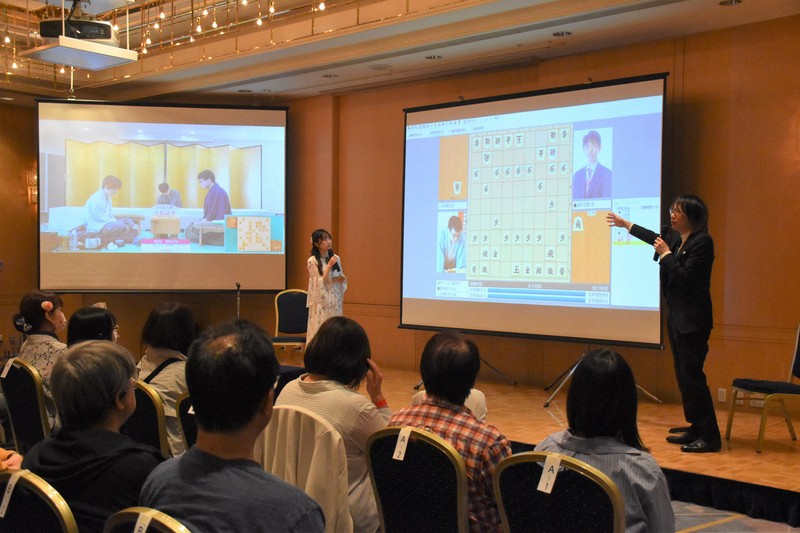 名人戦第2局 「兄妹弟子コンビ」が羽田空港のターミナルで大盤解説