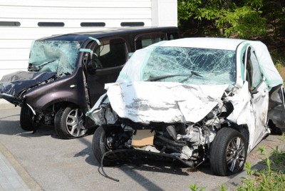 東北自動車道を逆走した乗用車（手前）と、逆走車と正面衝突した車。いずれも大破している＝栃木県で2025年4月27日午後3時18分、池田一生撮影