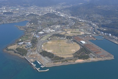 水俣湾内の水銀汚泥を埋め立ててできた「エコパーク水俣」＝熊本県水俣市で2023年3月、本社ヘリから上入来尚撮影