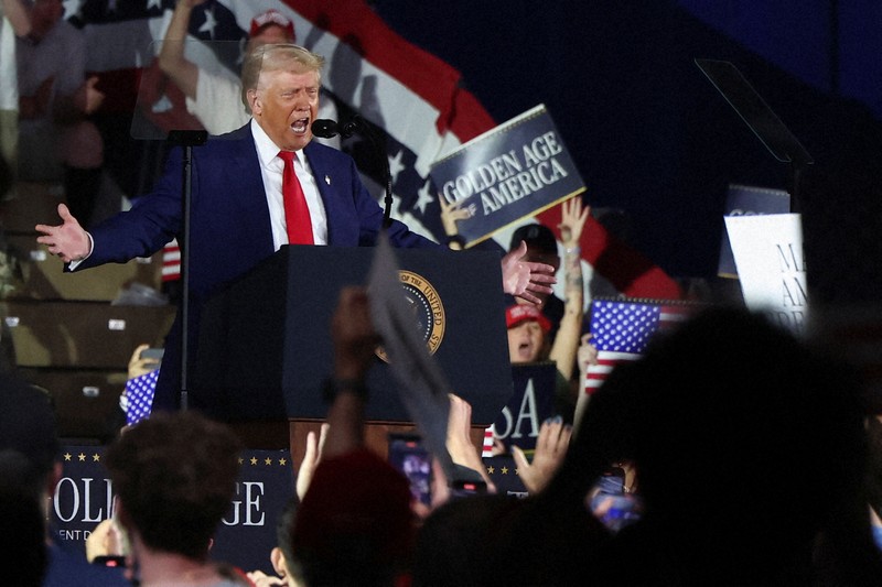 就任から100日で演説するトランプ米大統領＝中西部ミシガン州のデトロイト郊外で2025年4月29日、ロイター
