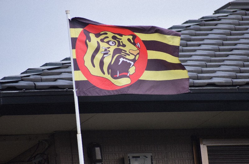 あったり、なかったり 民家ベランダにタイガース応援旗がなびく理由