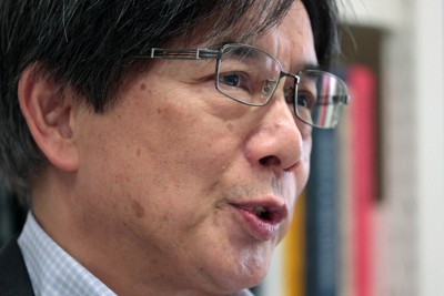 憲法の「平等」について話す斎藤純一・早稲田大教授＝東京都新宿区で2025年4月11日、小林努撮影