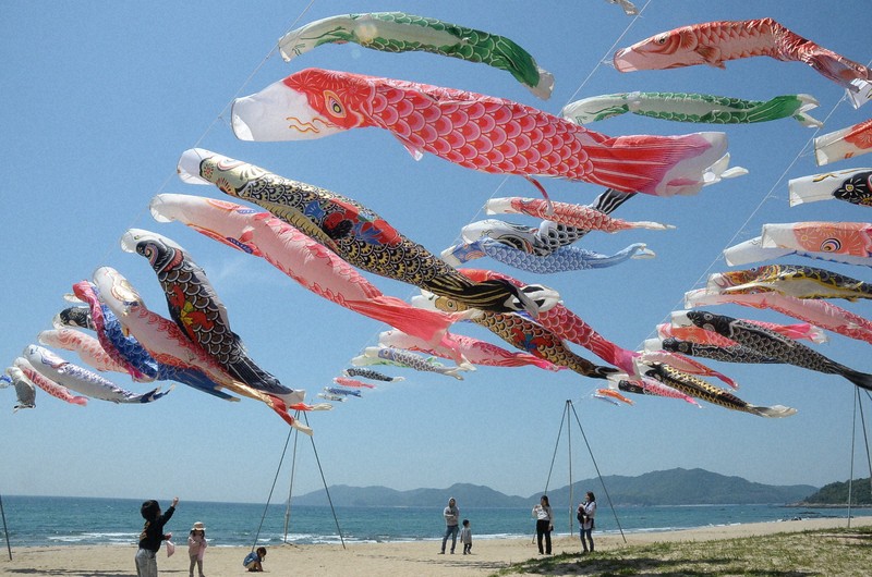 元気に泳ぐ虹のこいのぼり 山口の空から東北の復興願う | 毎日新聞