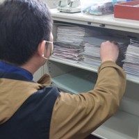 解散に向けて事務局の資料を整理する岡山県PTA連合会会長の神田敏和さん（肩書は当時）＝岡山市北区で2025年3月19日午前11時12分、平本泰章撮影