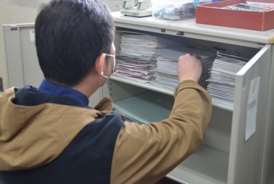 解散に向けて事務局の資料を整理する岡山県PTA連合会会長の神田敏和さん（肩書は当時）＝岡山市北区で2025年3月19日午前11時12分、平本泰章撮影
