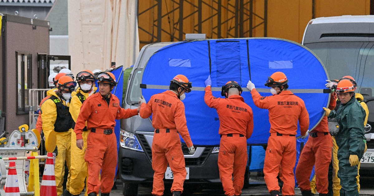 埼玉陥没3カ月 遺体搬出 男性運転手か 捜索難航の末 | 毎日新聞