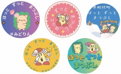 松伏町長選 子育て世代に缶バッジ 家族で投票所、足運んで ／埼玉