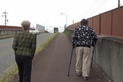 車の使用を「息子の通院のみ」に制限された親子。買い物に行くため、難病を抱えた息子（右）は生前、徒歩での移動を試みようとしたこともあった＝母親提供