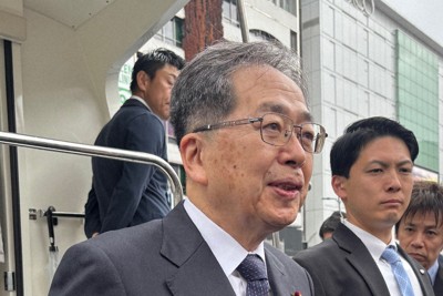 記者団の取材に応じる公明党の斉藤鉄夫代表＝東京都豊島区で2025年5月2日午前10時31分、野間口陽撮影