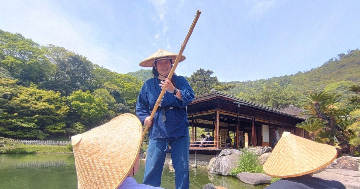 景色を楽しんで」 初の女性船頭がデビュー 高松・栗林公園 | 毎日新聞