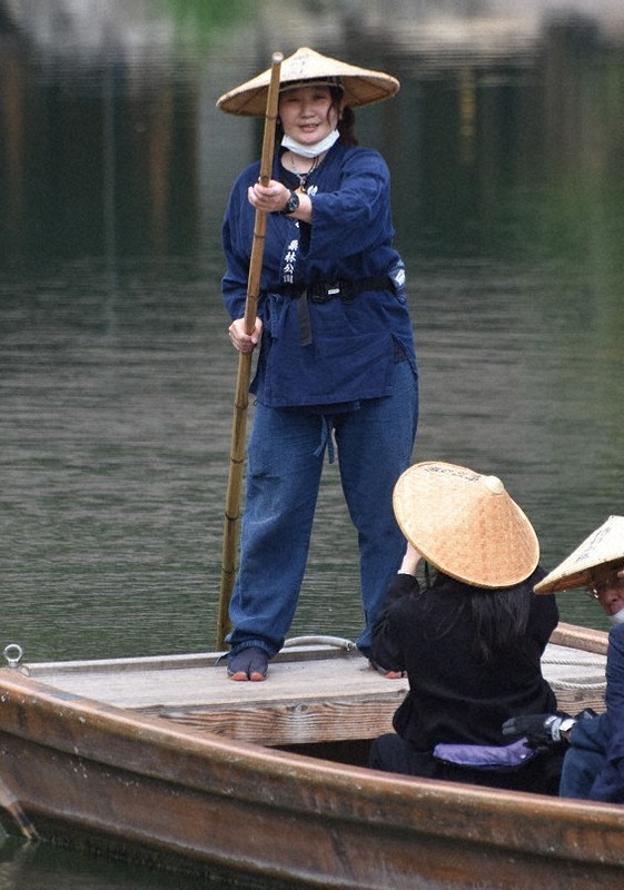 景色を楽しんで」 初の女性船頭がデビュー 高松・栗林公園 [写真特集1