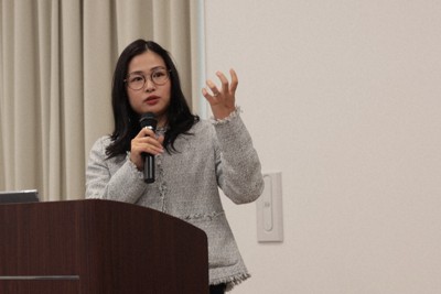 パワハラのない職場づくりの必要性を力説する津野香奈美教授＝山口市で2024年11月19日午後1時59分、福原英信撮影