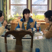 ドラマ「ホットスポット」から。「もんぶらん」で幼なじみと会食する市川実日子さん（右端）ⒸNTV