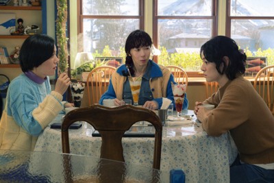 ドラマ「ホットスポット」から。「もんぶらん」で幼なじみと会食する市川実日子さん（右端）ⒸNTV