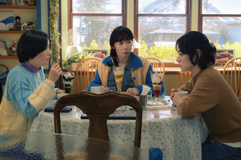 ドラマ「ホットスポット」から。「もんぶらん」で幼なじみと会食する市川実日子さん（右端）ⒸNTV