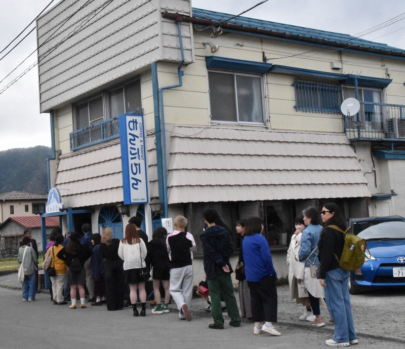 全国からドラマファンが集まる喫茶店「もんぶらん」＝山梨県富士吉田市で2025年4月24日午後2時46分、杉本修作撮影