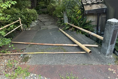 破壊された欄干＝青山公胤住職提供