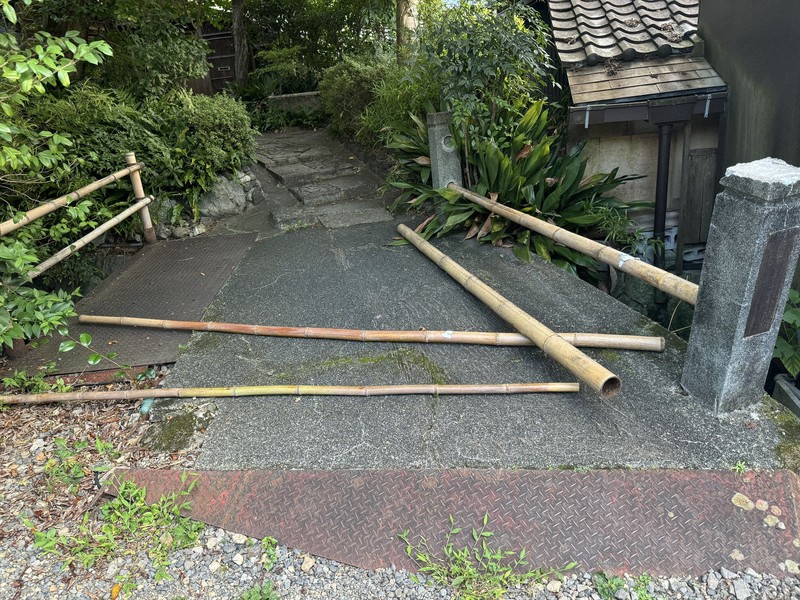 破壊された欄干＝青山公胤住職提供