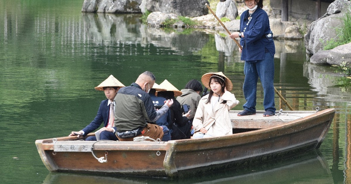 目玉の船頭さん 景色を楽しんで」 初の女性船頭がデビュー 高松・栗林公園 [写真特集1