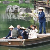 目玉の船頭さん 景色を楽しんで」 初の女性船頭がデビュー 高松・栗林公園 [写真特集1