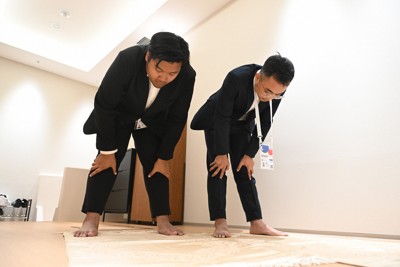 インドネシア館に設置された「祈りの部屋」で礼拝をするレイザン・ラーマナンダさん（左）とムハンマド・タクディルさん＝大阪市此花区で2025年4月30日、大西岳彦撮影