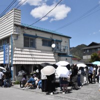 大型連休中の「もんぶらん」。50人を超えるファンが列を作った＝山梨県富士吉田市で2025年5月3日午前11時52分、杉本修作撮影