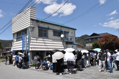 大型連休中の「もんぶらん」。50人を超えるファンが列を作った＝山梨県富士吉田市で2025年5月3日午前11時52分、杉本修作撮影