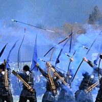 川中島合戦」を再現 壮大な戦国絵巻 山形で米沢上杉まつり [写真