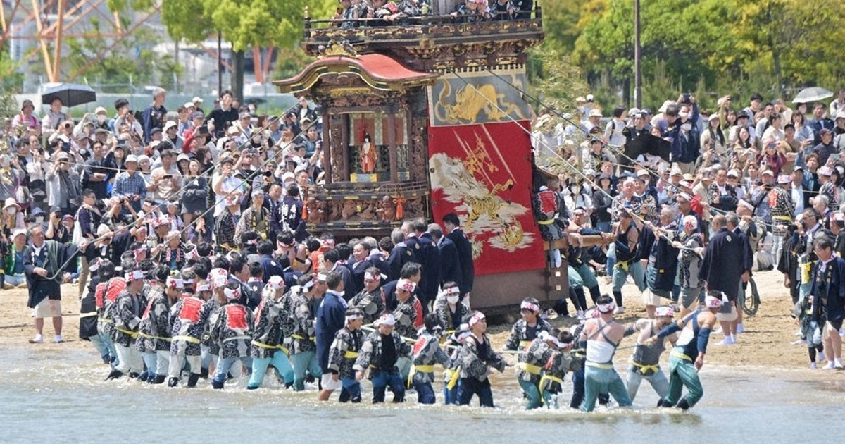 豪華な山車、次々海に 半田・亀崎潮干祭 ／愛知 | 毎日新聞