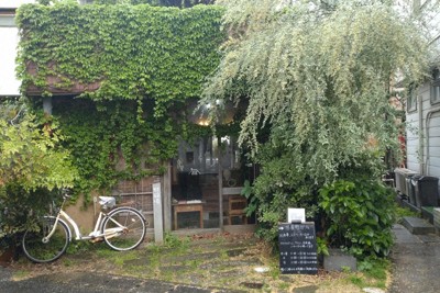 つきやまBOOKSの外観＝神奈川県大磯町のつきやまBOOKSで2025年4月23日、上東麻子撮影