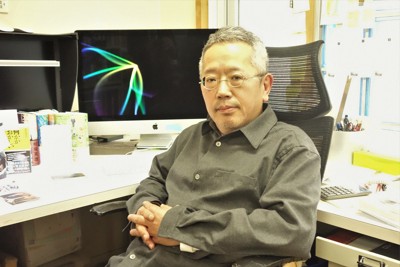 装丁家の鈴木成一さん＝東京都渋谷区で4月25日午後0時29分、高橋昌紀撮影
