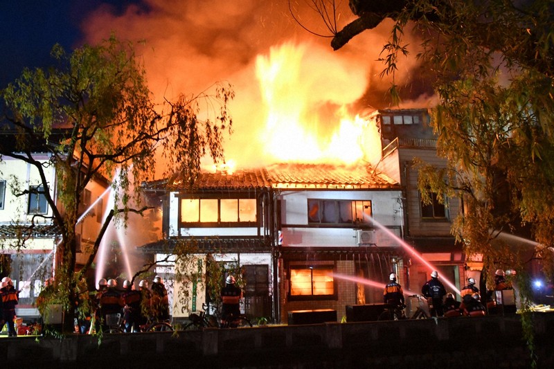 城崎温泉で火災、旅館など5棟焼ける 1人搬送、宿泊者100人避難 | 毎日新聞