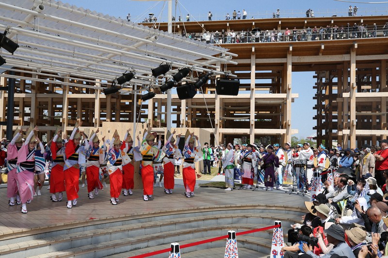 世界が踊った? 万博で阿波踊り史上最大、1万人の「輪踊り」 | 毎日新聞