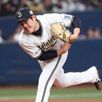 力投するオリックスの九里亜蓮投手＝京セラドーム大阪で