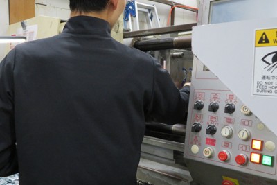 自動車部品を製造する町工場の作業風景。関税の影響が長期化すれば受注減が懸念されるという＝愛知県で2025年4月24日午後4時56分、大原翔撮影