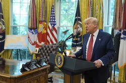 新興国の準備金としてのドル需要の強さとそれがもたらすドルの「過大評価」がトランプ米政権では問題視されている＝ホワイトハウスで2025年5月7日、AP